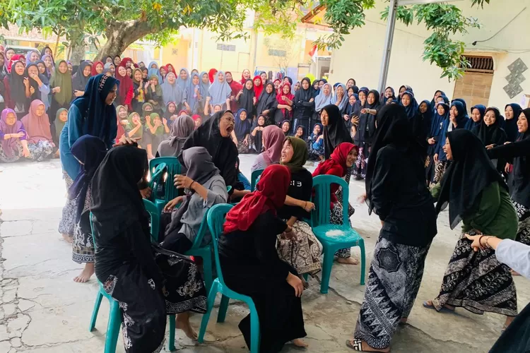 Santriwati menggelar lomba untuk menyemarakkan HUT Kemerdekaan RI Ke-79 di Pondok Pesantren Putri Al-Uswah, Kaliwungu.  (edi prayitno/kontributor kendal)