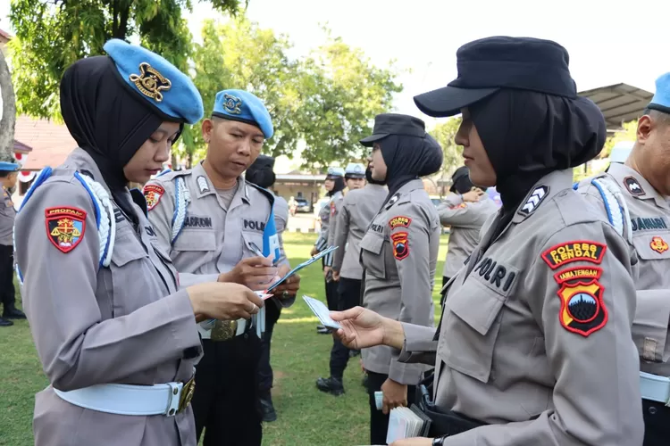 Anggota polwan polres Kendal diperiksa kelengkapan surat-suratnya oleh Propam Polres Kendal.  (edi prayitno/kontributor kendal)