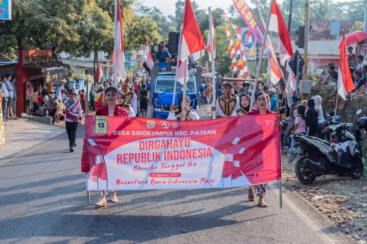 Suasana karnaval kecamatan patean yang meriah dengan budaya lokal.  (edi prayitno/kontributor kendal)