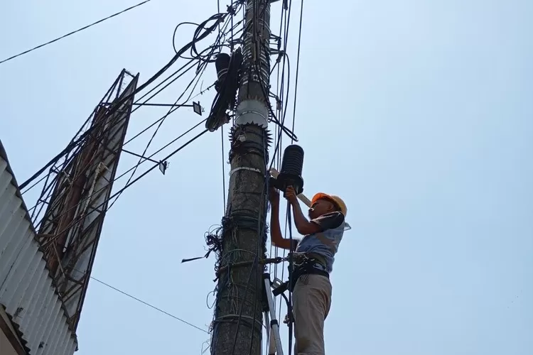PLN Icon Plus SBU Regional Jawa Bagian Tengah melaksanakan kegiatan patroli jalur utilitas kabel, perapihan dan penaatan utilitas kabel jaringan telekomunikasi.  (dok PLN Icon Plus.)