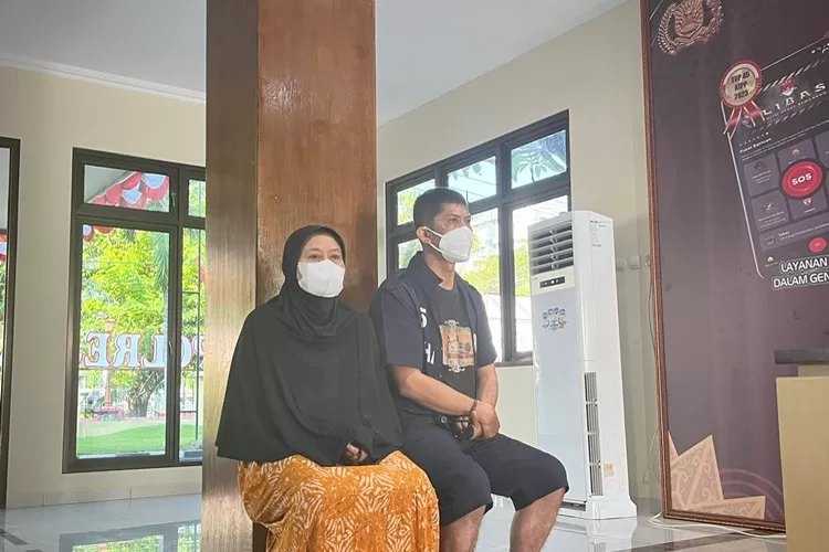 Mafia Tanah dan Kades di Bedono Sayung ditahan Polrestabes Semarang karena penipuan jual beli tanah.  (Ayosemarang.com/ Audrian Firhannusa)