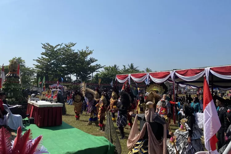 Kegiatan Merti Desa yang berlangsung di Lapangan Desa Bringin, Kota Salatiga, didukung Iconnet. (dok)