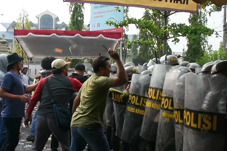 Simulasi pengamanan kota yang diselenggarakan mengantisipasi protes massa Pilkada mendatang.  (edi prayino/kontributor kendal  &nbsp;)
