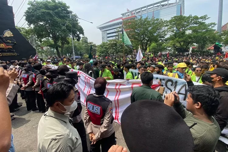 Mahasiswa Semarang menggelar aksi demo tolak revisi UU Pilkada di depan Kantor Gubernur Jateng.  (Ayosemarang.com/ Audrian Firhannusa)