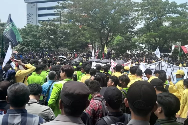 Situasi demo tolak revisi UU Pilkada di Semarang memanas (Audrian Firhannusa/Ayosemarang)