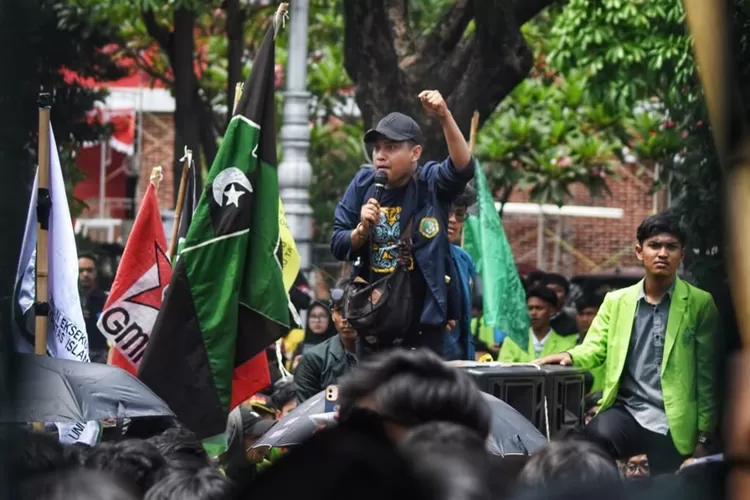 mahasiswa jebol menjebol pagar besi gedung DPRD Jateng saat demo tak RUU Pilkada di Semarang (Audrian Firhannusa/Ayosemarang)