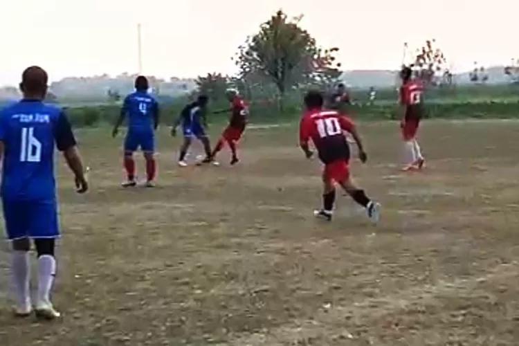 pertandingan persahabatan Forwaken FC dan PSR Legend di lapangan Rejosari ngampel  (edi prayitno/kontributor kendal)