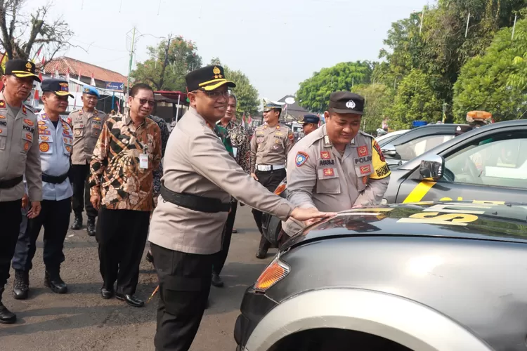 Kapolres Batang AKBP NUr Cahyo Ari Prasetyo cekkendaraan operasional. (Istimewa)