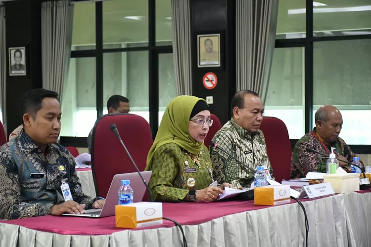 Pj Bupati Batang Lani Dwi Rejeki saat memaparkan hasil kinerja di hadapan evaluator Kemendagri. (Istimewa)