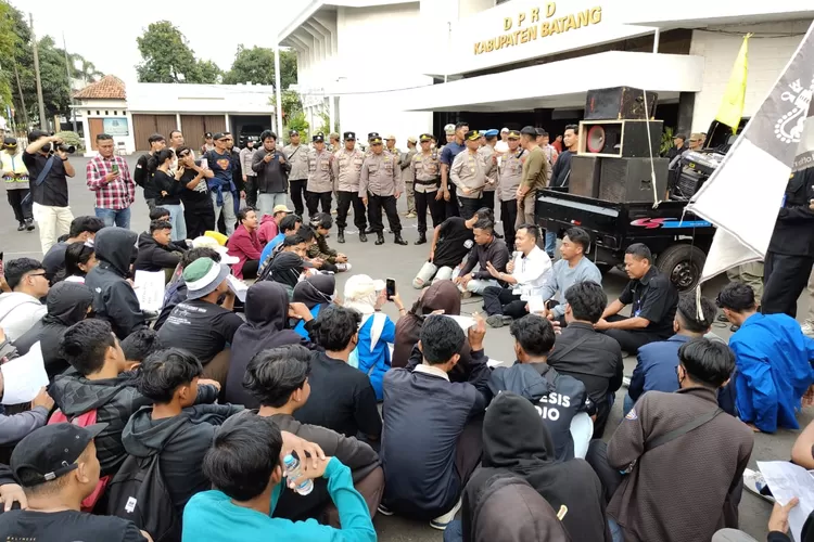 Ketua Sementara DPRD Kabupaten Batang Maulana Yusup saat menerima peserta demo di depan Gedung DPRD Kabupaten Batang. (Muslihun kontributor Batang)