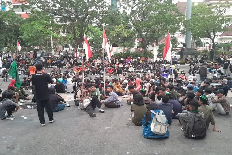 Para pelajar di Kota Semarang menggelar aksi demonstrasi penolakan revisi UU Pilkada di depan Kantor DPRD Jateng. (Ayosemarang.com/ Audrian Firhannusa)