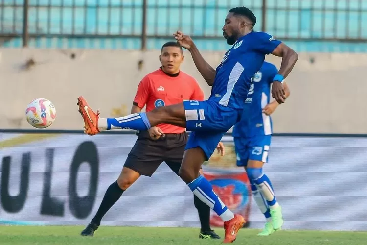 Boubakary Diarra saat bermain melawan PSBS Biak. PSIS dinilai menang lawan Biak dengan susah payah. (PSIS)