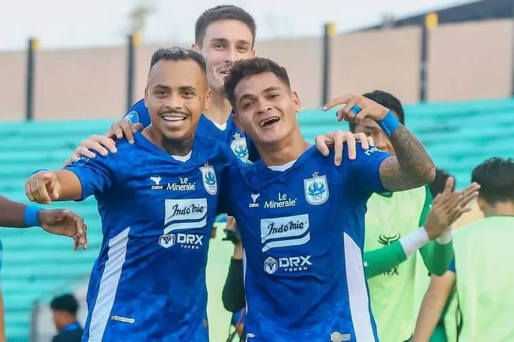 Pemain PSIS, Gali Freitas merayakan gol bersama Fernandinho. Berkat gol Gali, PSIS kalahkan PSBK Biak 1-0. (PSIS)