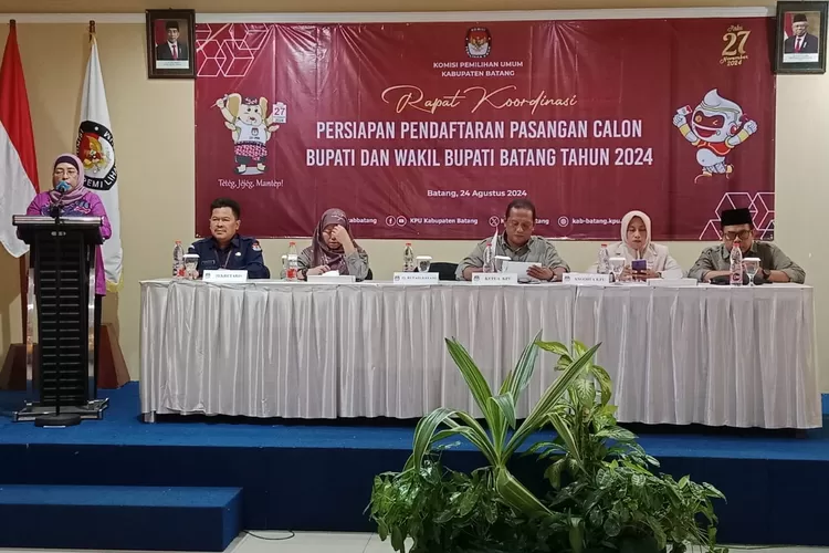 Pj Bupati Batang Lani Dwi Rejeki memberikan arahan di Rakor persiapan pendaftaran calon bupati batang dan wakil bupati Batang 2024. (Muslihun kontributor Batang)