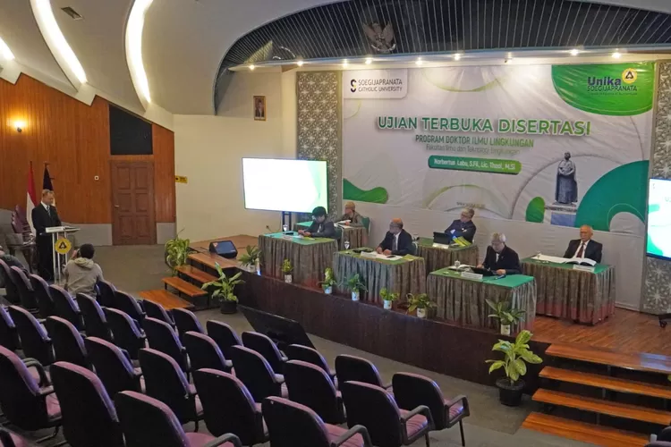 Ujian Terbuka Promosi Doktor di SCU Semarang yang masing-masing meneliti tentang Pengaruh Kepemimpinan pada Kesejahteraan Lingkungan. (Ayosemarang.com/ Audrian Firhannusa)