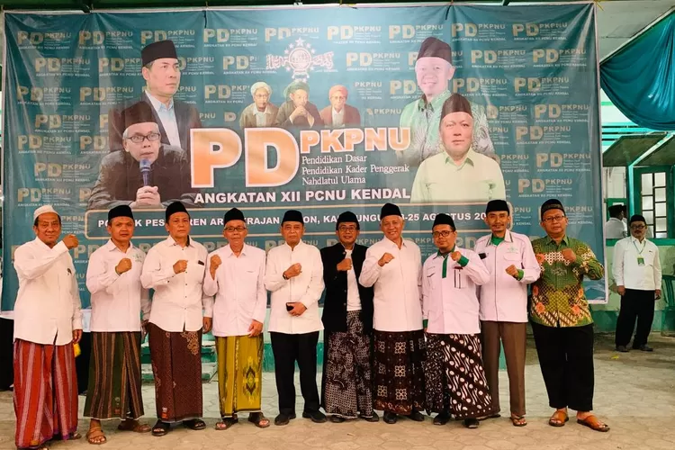 Ketua PBNU Bidang Perkaderan, Masyhuri Malik&nbsp; dan Ketua PCNU Kendal, KH Muhammad Mustamsikin saat membuka PD PKPNU di Pondok Aris, Kaliwungu.  (edi prayitno/kontributor kendal)