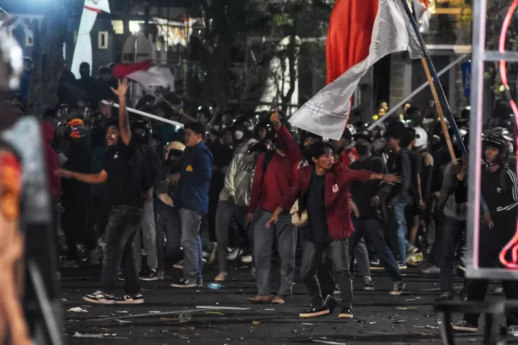 Kericuhan aksi mahasiswa di Balai Kota Semarang. Dalam aksi ini, massa sempat melakukan tindak anarkis. (Ayosemarang.com/ Audrian Firhannusa)