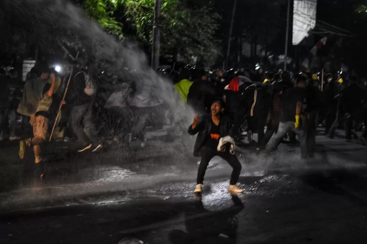 Polisi menembakan water canon kepada peserta aksi massa di Balai Kota Semarang. Aksi dibubarkan karena melebihi batas waktu.  (Ayosemarang.com/ Audrian Firhannusa)
