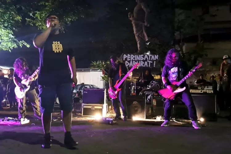 Para seniman Semarang dari musisi, penyair sampai kalangan teater membuat aksi panggung untuk merespon situasi negara yang sedang pelik.  (istimewa)