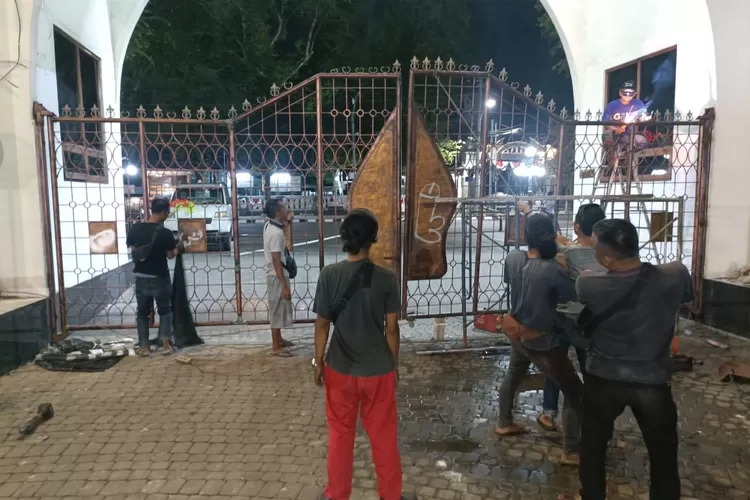 Pemkot Semarang membenahi sejumlah fasilitas umum di Balaikota Semarang yang mengalami kerusakan akibat demo mahasiswa pada Senin 26 Agustus 2024 sore.  (dok Humas Penkot Semarang.)