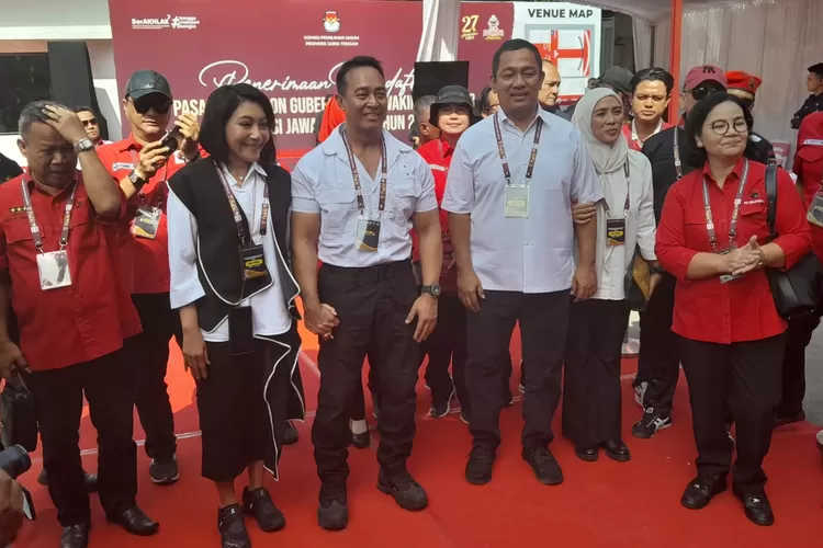 Andika Perkasa dan Hendrar Prihadi resmi mendaftar sebagai cagub dan cawagub dari PDIP. (Ayosemarang.com/ Audrian Firhannusa)