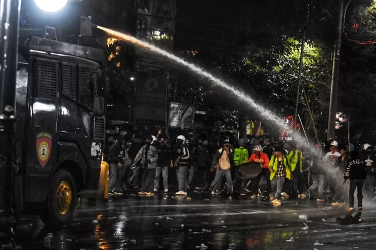 Polisi menembakan water canon dalam kericuhan demo di Semarang semalam. Ada 32 pelajar dan mahasiswa yang diamankan.  (Ayosemarang.com/ Audrian Firhannusa)