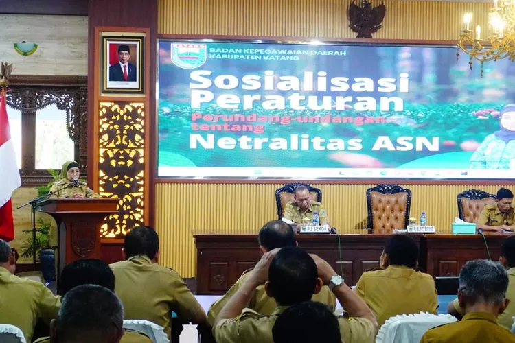 Pj Bupati Batang Lani Dwi Rejeki saat memberikan amanat di sosialisasi netralitas ASN. (Muslihun kontributor Batang)