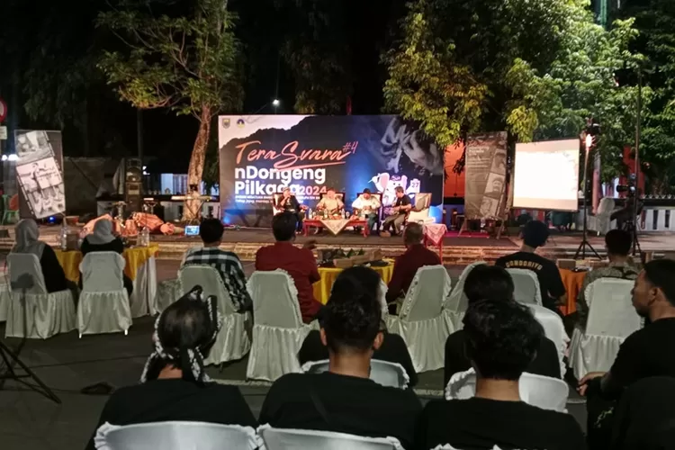 Ndongeng Politik di Teras Suara Jalan Vetaran Kota Batang, Senin 26 Agustus 2024, salah satunya membahas fenomena politik uang. (dok)