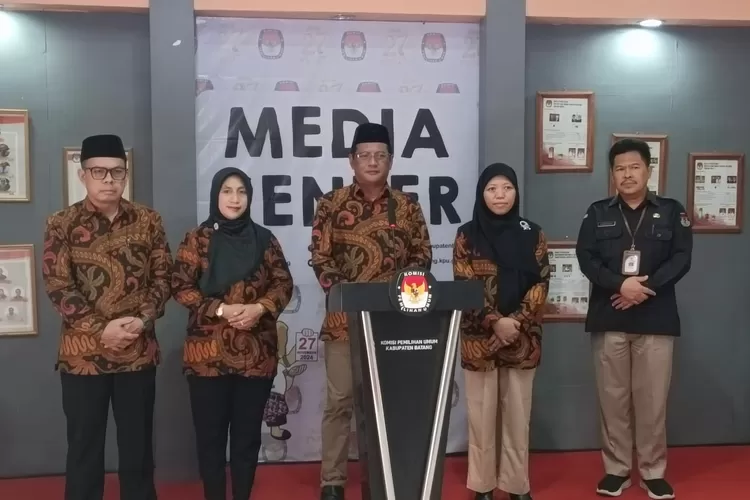 Ketua KPU Batang, Susanto Waluyo saat memberikan keterangan pers.  (Muslihun/Kontributor Batang)