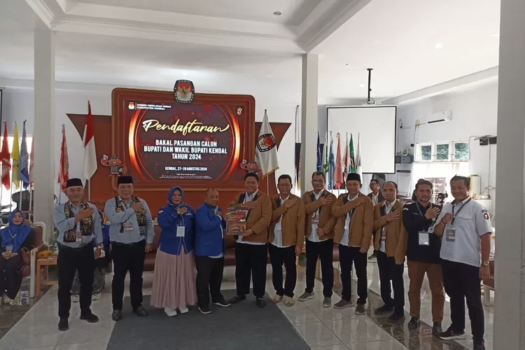 Pasangan Windu Suko Basuki dan Nashri menyerahkan berkas pendaftaran ke KPU Kendal Rabu 28 Agustus 2024 sore.  (edi prayitno/kontributor Kendal  &nbsp;)