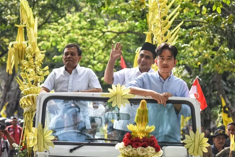 Ahmad Luthfi dan Taj Yasin, Calon Gubernur dan Wakil Gubernur Jateng mendaftar ke KPU Jateng dengan didampingi Gibran Rakabuming Rakha.  (Ayosemarang.com/ Audrian Firhannusa)