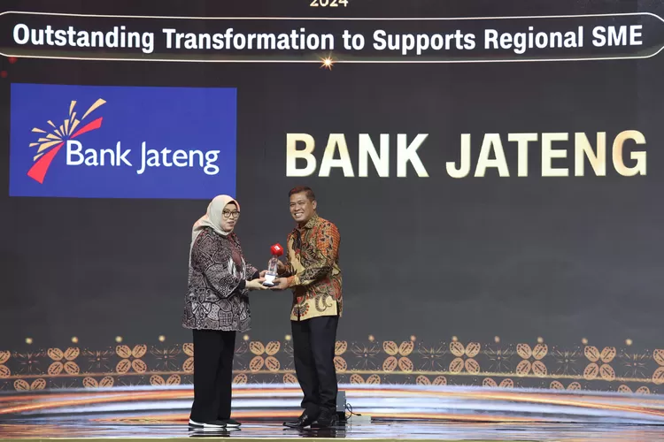 Bank Jateng menerima penghargaan dalam ajang CNN Indonesia Awards di Padma Hotel Semarang. (dok Bank Jateng.)