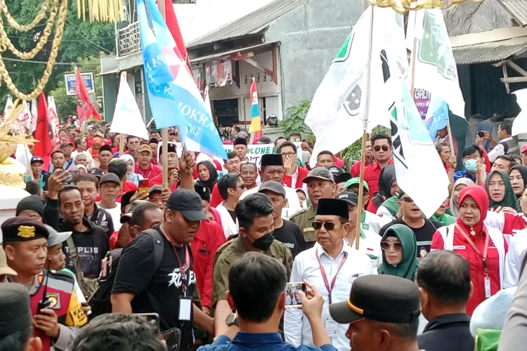 Paslon Fauzi Fallas dan Ahmad Ridwan tiba di KPU Batang. (Muslihun kontributor Batang)