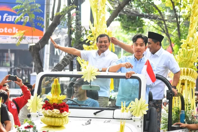 Ahmad Luthfi dan Taj Yasin dengan didampingi Gibran Rakabuming Rakha saat mendaftar Pilgub Jateng 2024 ke KPU Jateng.  (Ayosemarang.com/ Audrian Firhannusa)