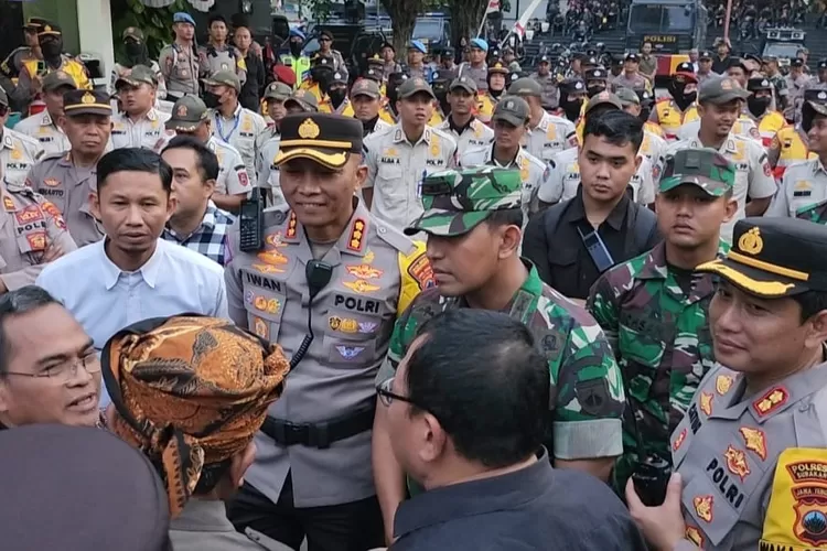 Aksi unjuk rasa yang digelar mahasiswa di depan Kantor DPRD Kota Surakarta pada Rabu sore 28 Agustus 2024 mendapatkan apresiasi dari pihak kepolisian.  (dok Polda Jateng.)