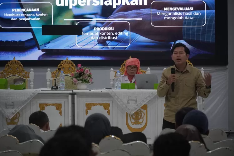 Salah satu pembicara di kegiatan diseminasi informasi dengan tema Optimalisasi Produksi Konten Kreatif Media Sosial yang diselenggarakan Diskominfo Kendal.  (edi prayitno/kontributor Kendal)