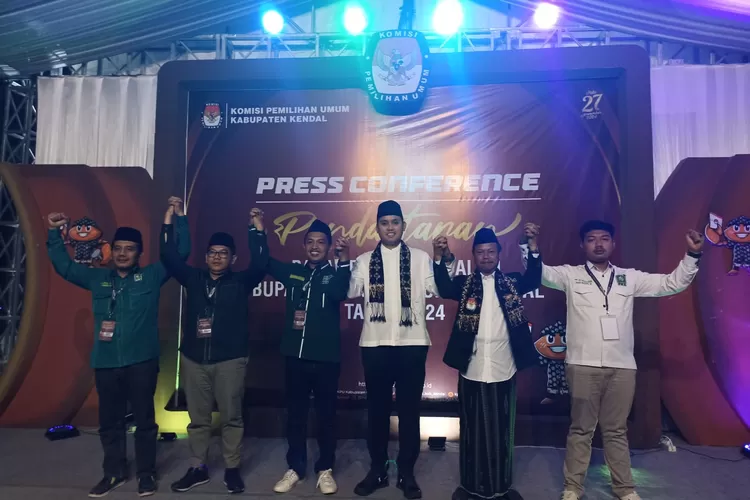 Pasangan Dico M Ganinduto &ndash;Ali Nurudin saat mendaftar di KPU Kendal Kamis 29 Agustus 2024 malam.  (edi prayitno/kontributor Kendal)