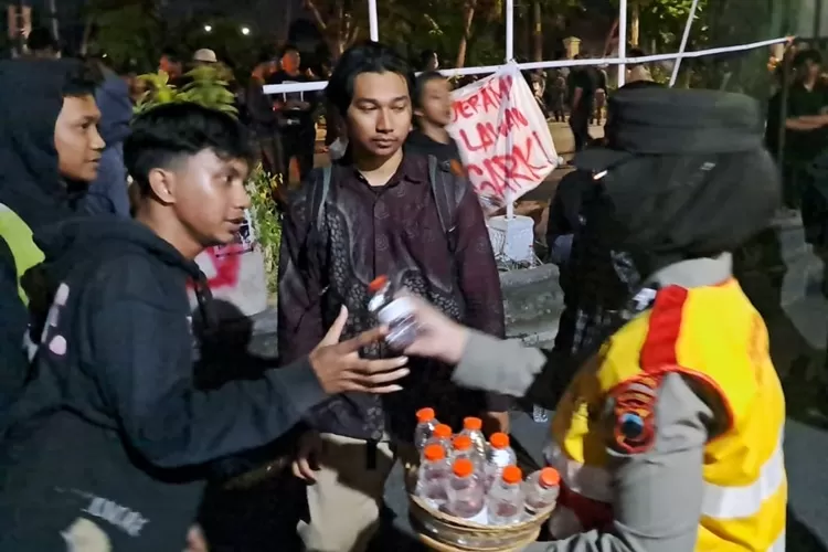 Polisi dan mahasiswa dalam demo di Solo saling bersatu sehingga berlangsung dengan tertib. (Polda Jateng)