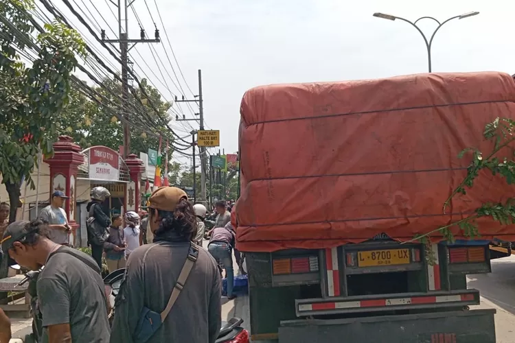Petugas sedang mengevakuasi mahasiswi Polines yang meninggal karena kecelakaan. (Istimewa)