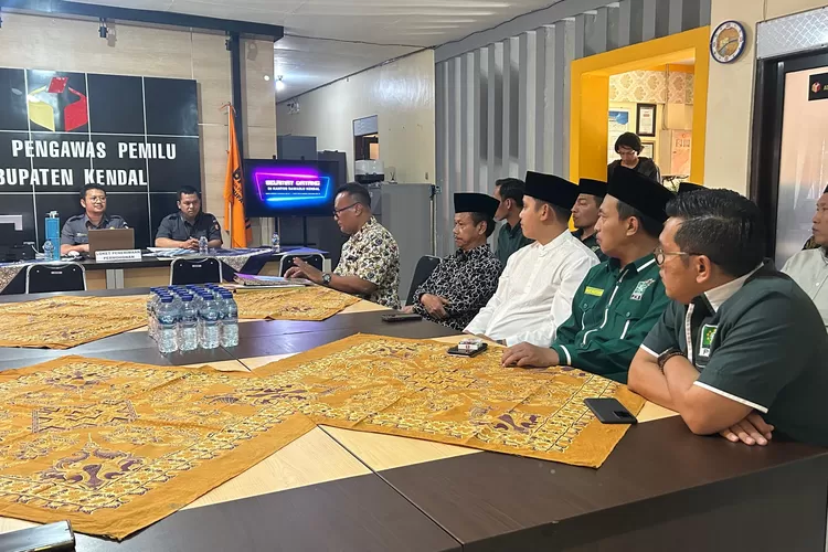 Paslon Dico-Ali bersama jajaran pengurus DPC PKB Kendal menyampaikan gugatan sengketa Pilkada ke Bawaslu Jumat 30 Agustus 2024.  (edi prayitno/kontributor kendal)