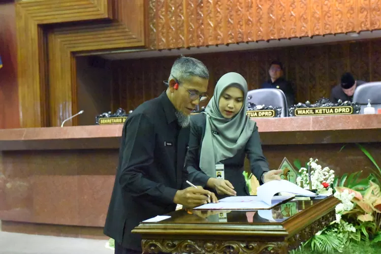 Sekda Provinsi Jateng Soemarno saat menandatangani surat edaran waspada ancaman gempa megathrust. (Humas Jateng)