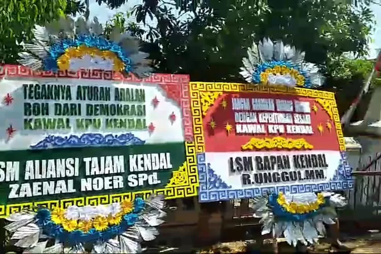 karangan bunga dukungan kepada KPU Kendal (edi prayitno/kontributor kendal)