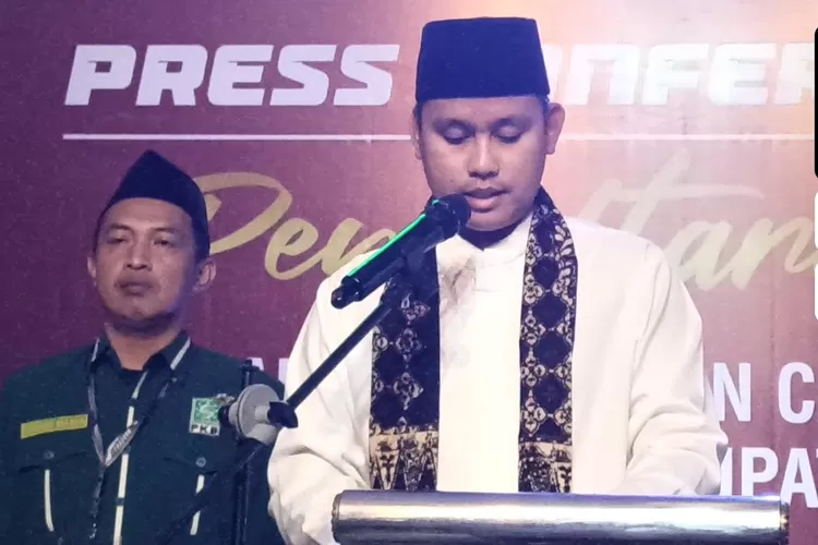 Dico M Ganinduto memberikan keterangan usai berkas pendaftaran ditolak KPU Kendal.  (edi prayitno/kontributor kendal)