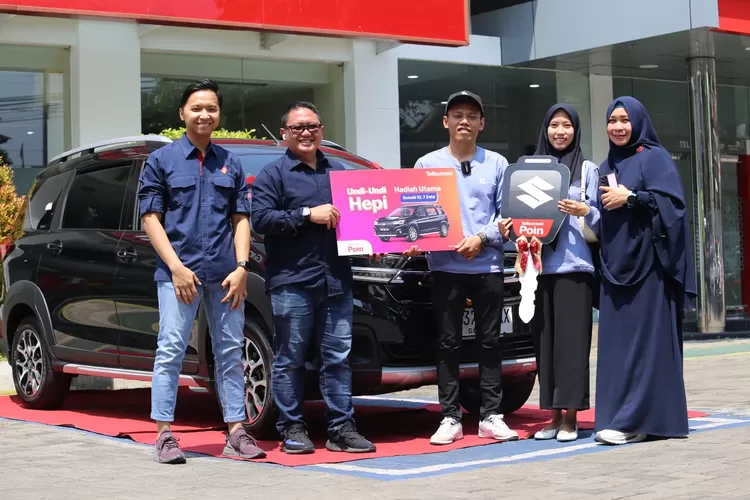 Mahmudi, pemuda asal Karang Tengah Kabupaten Demak meraih hadiah mobil Suzuki XL-7 dari program Undi-Undi Hepi periode Juli 2024. (Dok Telkomsel.)