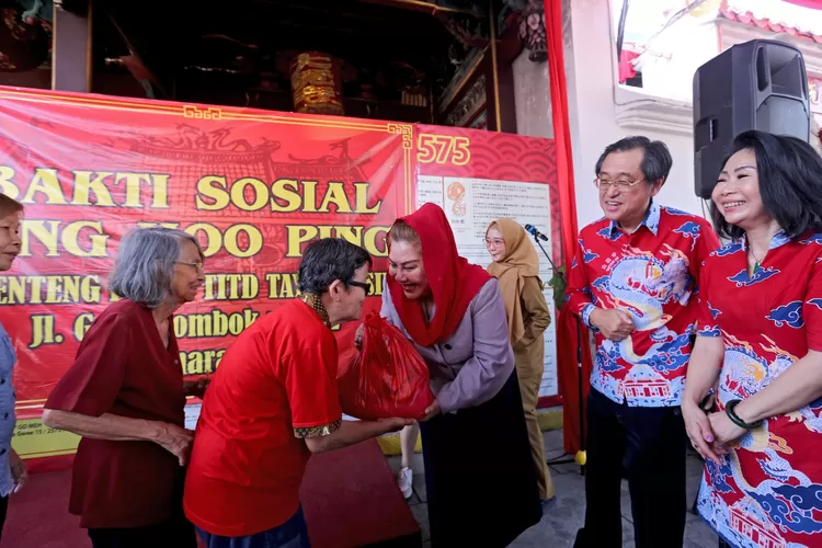 Wali Kota Semarang Hevearita Gunaryanti Rahayu saat ikut dalam bakti sosial Perayaan King Hoo Ping 2024. (Humas Pemkot)