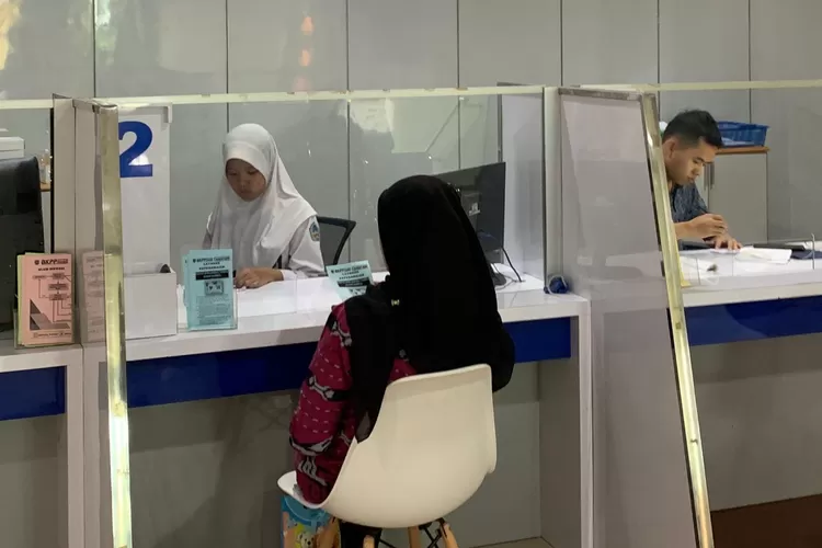 Suasana di pelayanan help desk CPNS di kantor BKPP Kendal.  (edi prayitno/kontributor kendal)