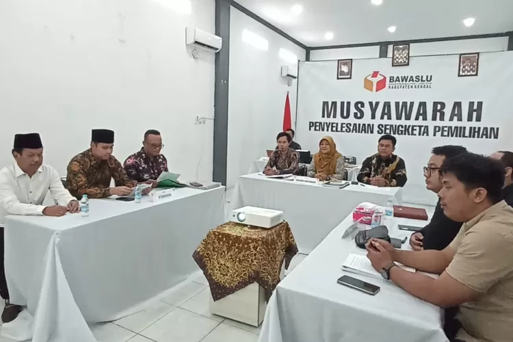 Pemohon sengketa pilkada Kendal dan termohon sebelum melaksanakan musyawarah tertutup di sentra Gakkumdu Kendal Selasa 3 September 2024.  (Edi prayitno/kontributor Kendal)