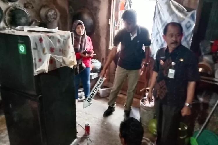 Polisi olah tempat kejadian tukang servise keliling tewas tersengat listrik di Kelurahan Karangsari.  (edi prayitno/kontributor kendal)