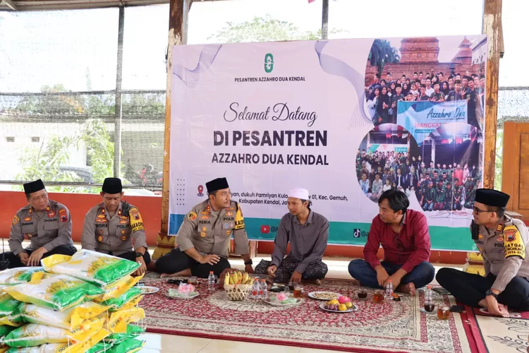 Kapolres Kendal berserta jajaran silaturahmi ke Pondok Pesantren Azzahro 2 di Desa Pamriyan, Kecamatan Gemuh.  (edi prayitno/kontributor kendal)