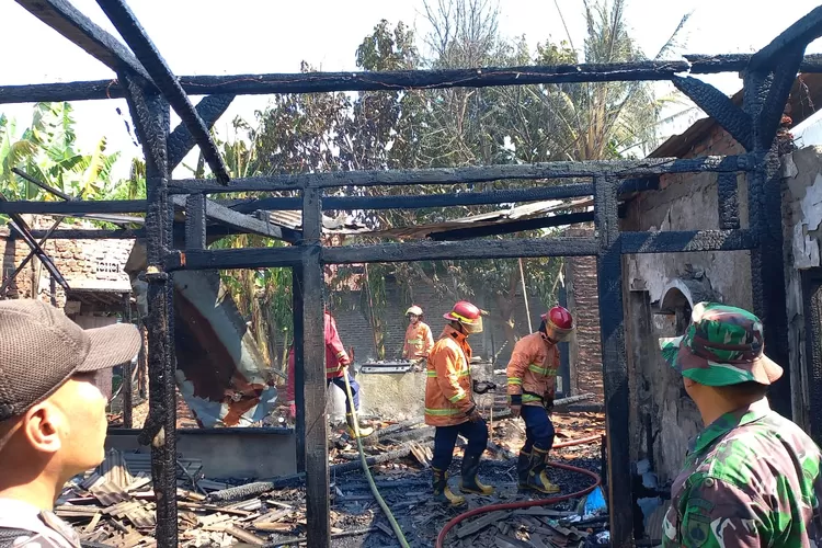 Petugas pemadam kebakaran melakukan pendidingan kebakaran sebuah rumah di Desa Pandes Cepiring Rabu 4 September 2024.  (edi prayitno/kontributor kendal)